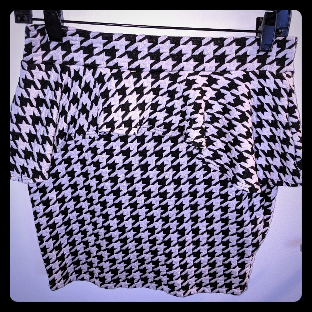 Beautiful houndstooth peplum mini skirt size L